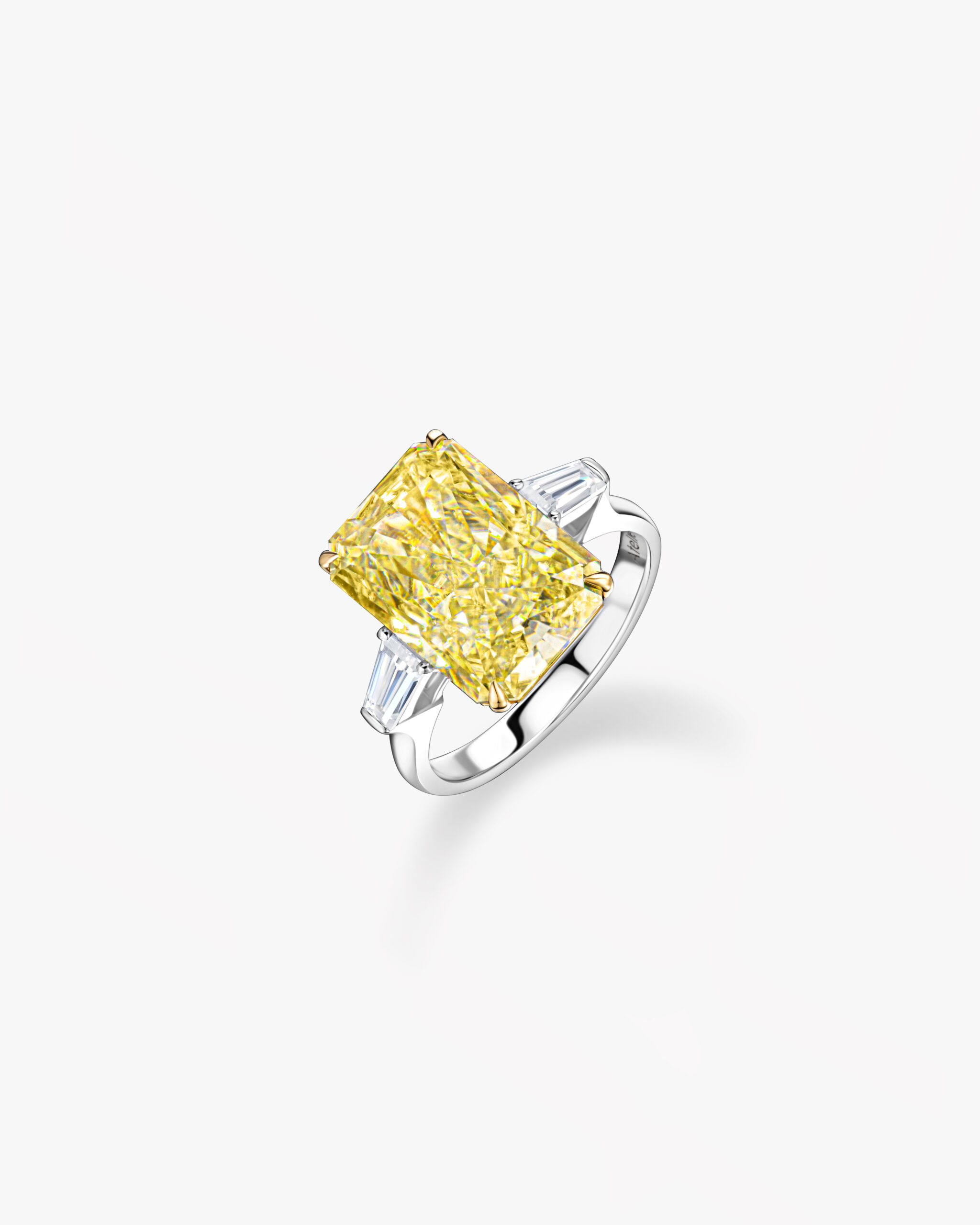 Кольцо с желтым муассанитом Fancy Yellow, 8,25 карата